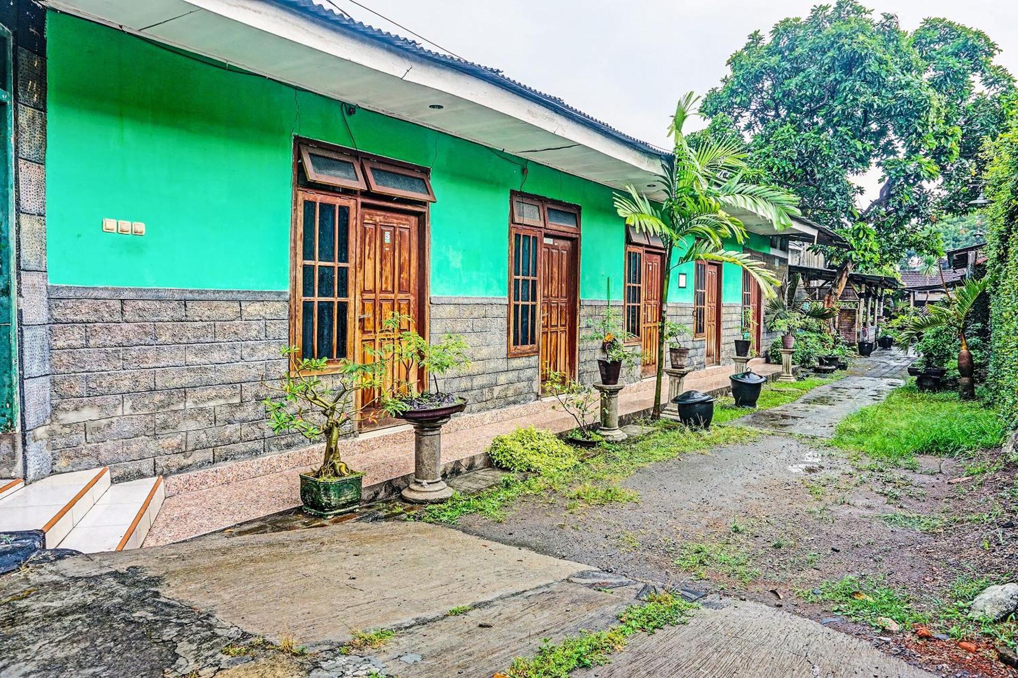 Oyo 91697 Nyaman Homestay Syariah Pare Exterior photo